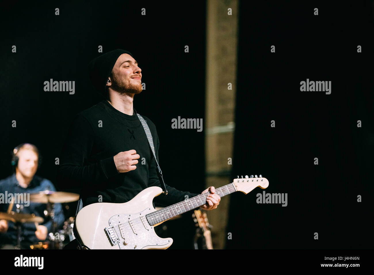 Gomel, Bielorussia - Marzo 17, 2017: Concerto di la bielorussa indie pop duo NAVI (chiamato anche Naviband). NAVI verranno ora rappresentano la Bielorussia in Eurovisio Foto Stock