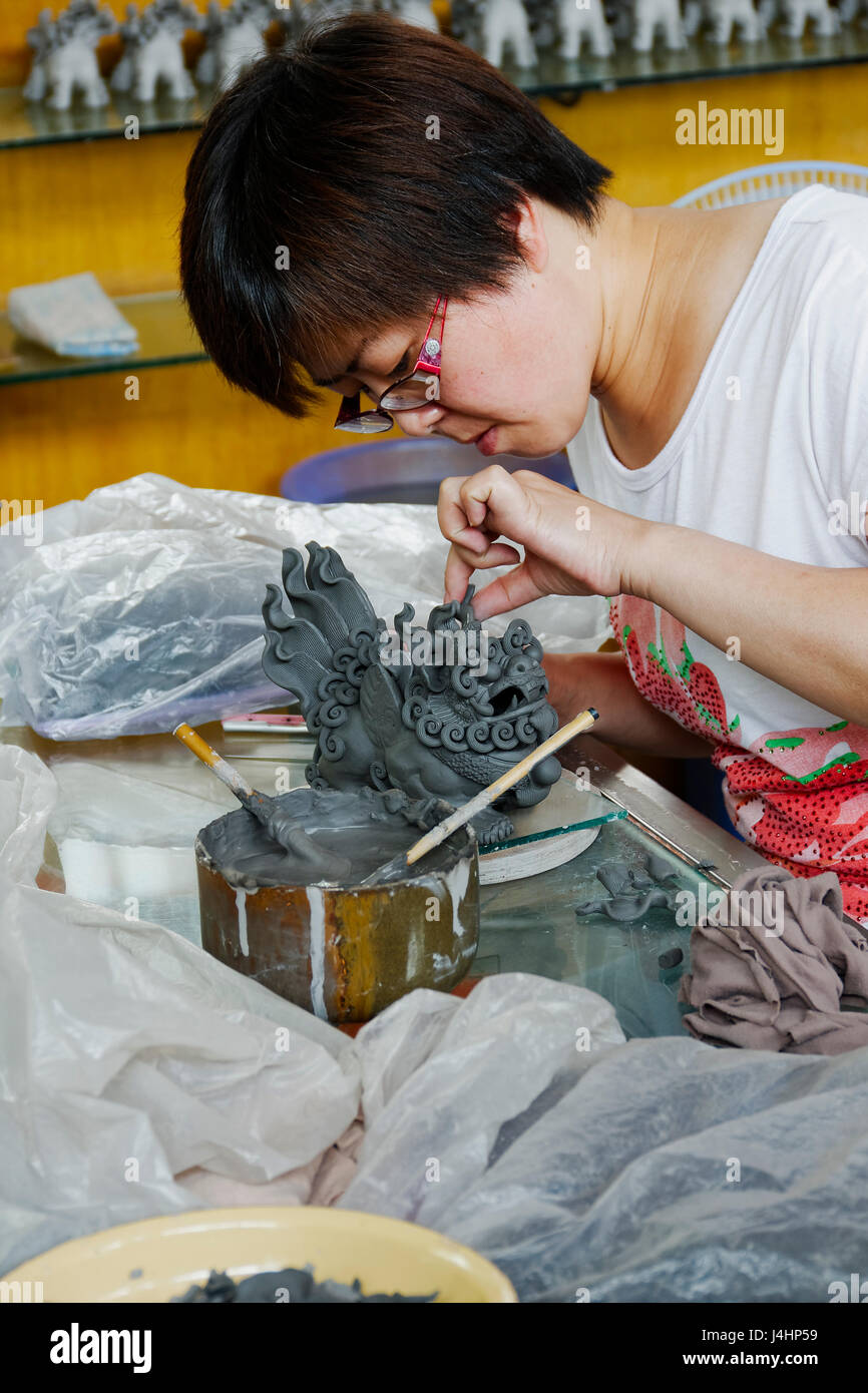 Xi'an, Shaanxi Province - Giugno 12, 2011: lavoratore esperto facendo una replica di uno degli elementi trovati con l'Esercito di Terracotta di soldati. Foto Stock