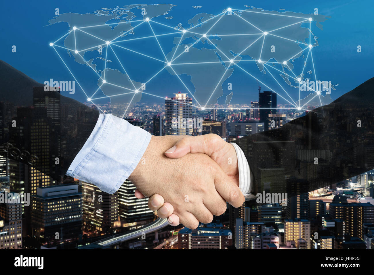 Trattativa o accordo concetto business handshake, doppia esposizione, di cooperazione o di partenariato business con connessione globale mappa di partenariato. Foto Stock