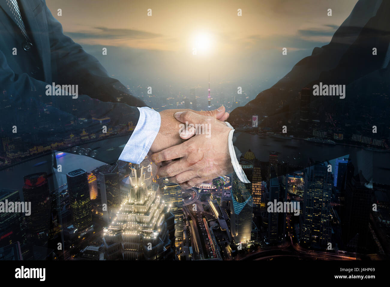 Trattativa o accordo concetto business handshake, doppia esposizione, di cooperazione o di partenariato imprese. Foto Stock