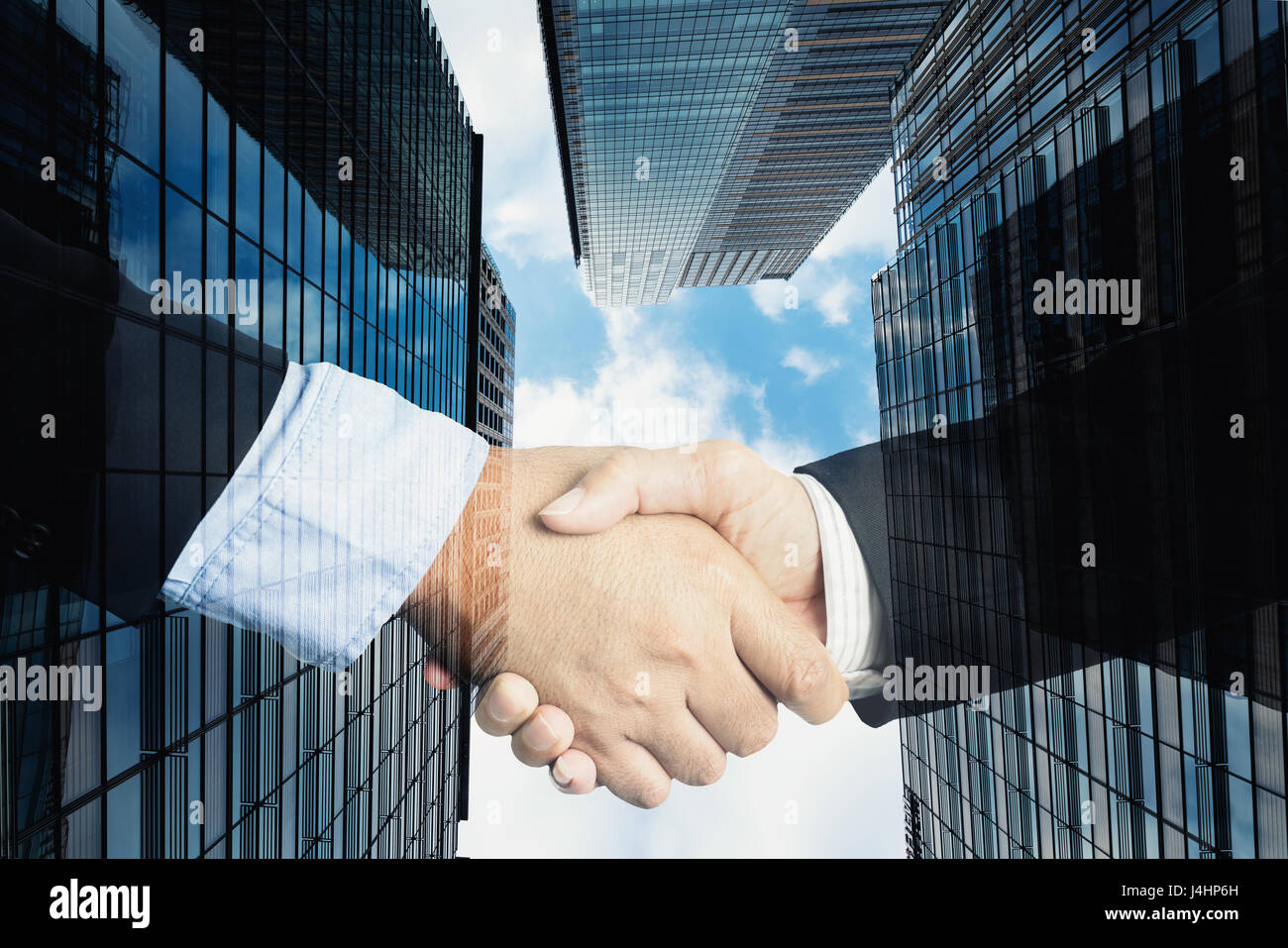 Trattativa o accordo concetto business handshake, doppia esposizione, di cooperazione o di partenariato imprese. Foto Stock