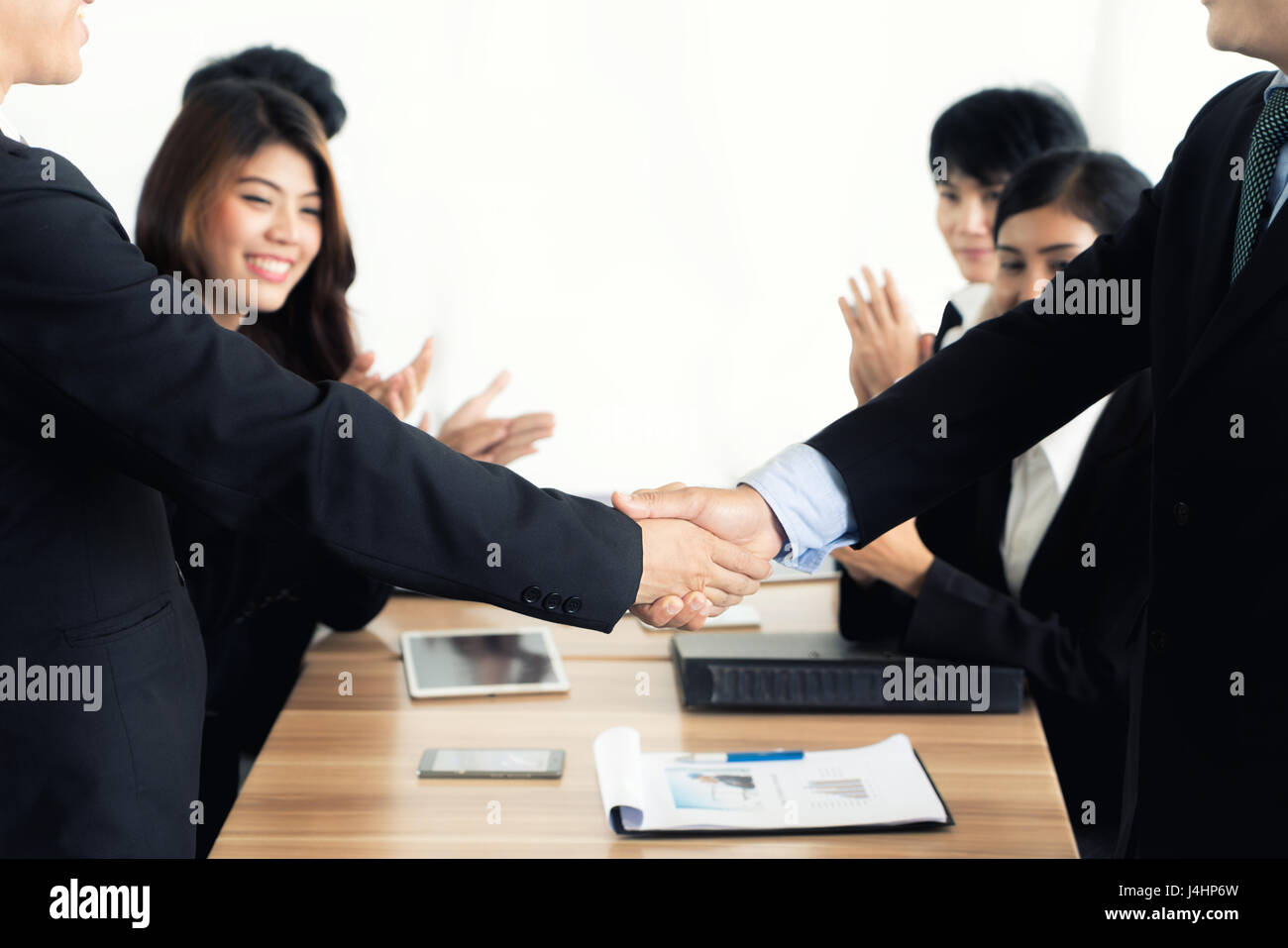 Imprenditore asiatico stringono le mani nella sala conferenza. La gente di affari stringono le mani il concetto di accordo. Foto Stock