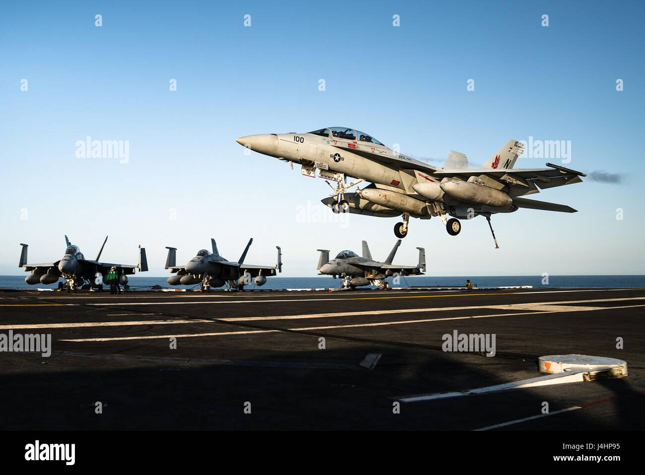 Un USN F/A-18F Super Hornet jet da combattimento aereo atterra sul ponte di volo a bordo della USN Nimitz-class portaerei USS Theodore Roosevelt 19 aprile 2017 nell'Oceano Pacifico. (Foto di Aaron B. Hicks/US Navy via Planetpix) Foto Stock