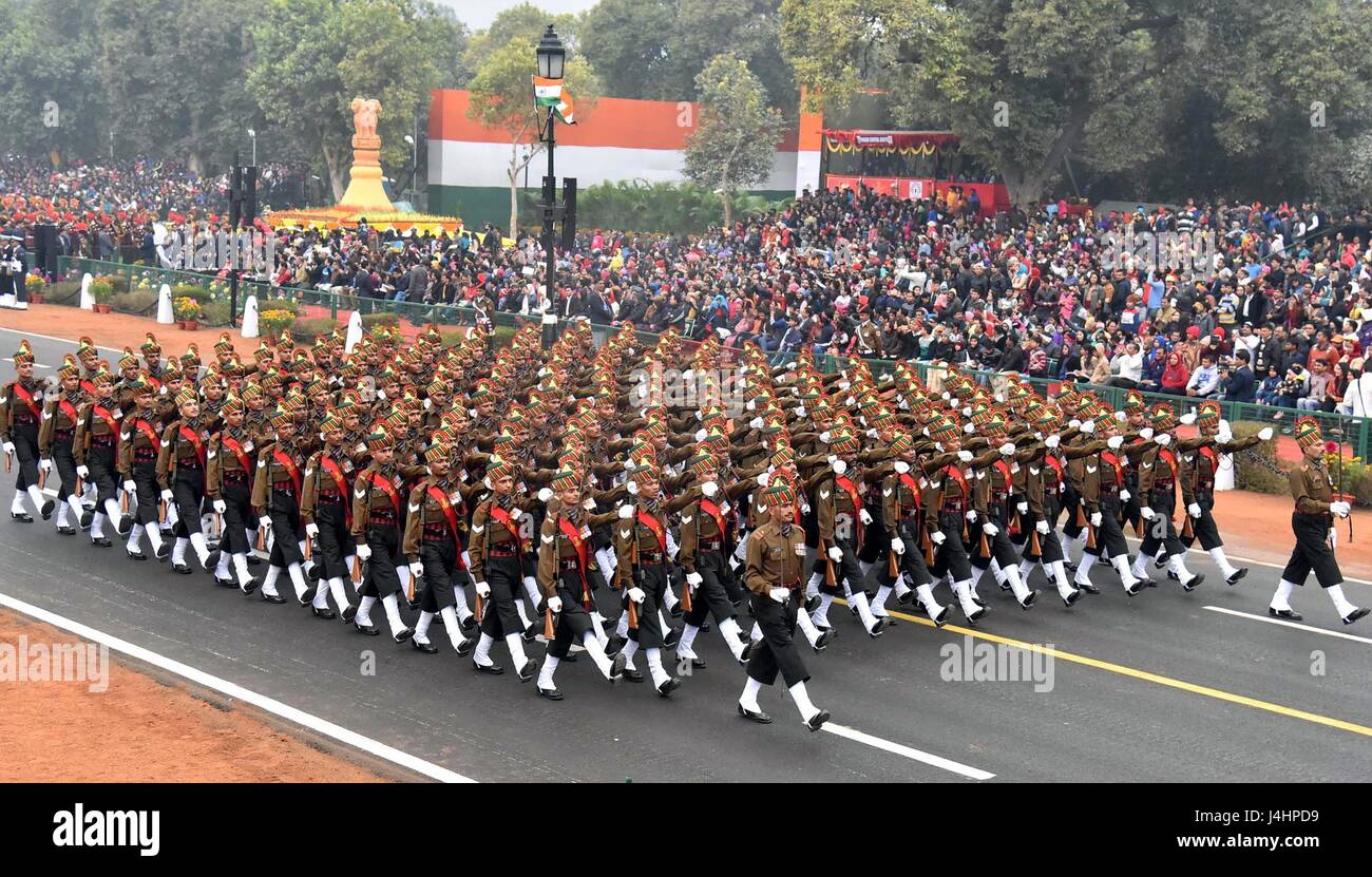 L'esercito indiano Bihar Centro del reggimento di soldati del contingente marzo attraverso il cerimoniale Rajpath boulevard durante il 68esimo giorno della Repubblica Parade Gennaio 26, 2017 a New Delhi, India. (Foto di Gajender-Singh /PIB via Planetpix) Foto Stock