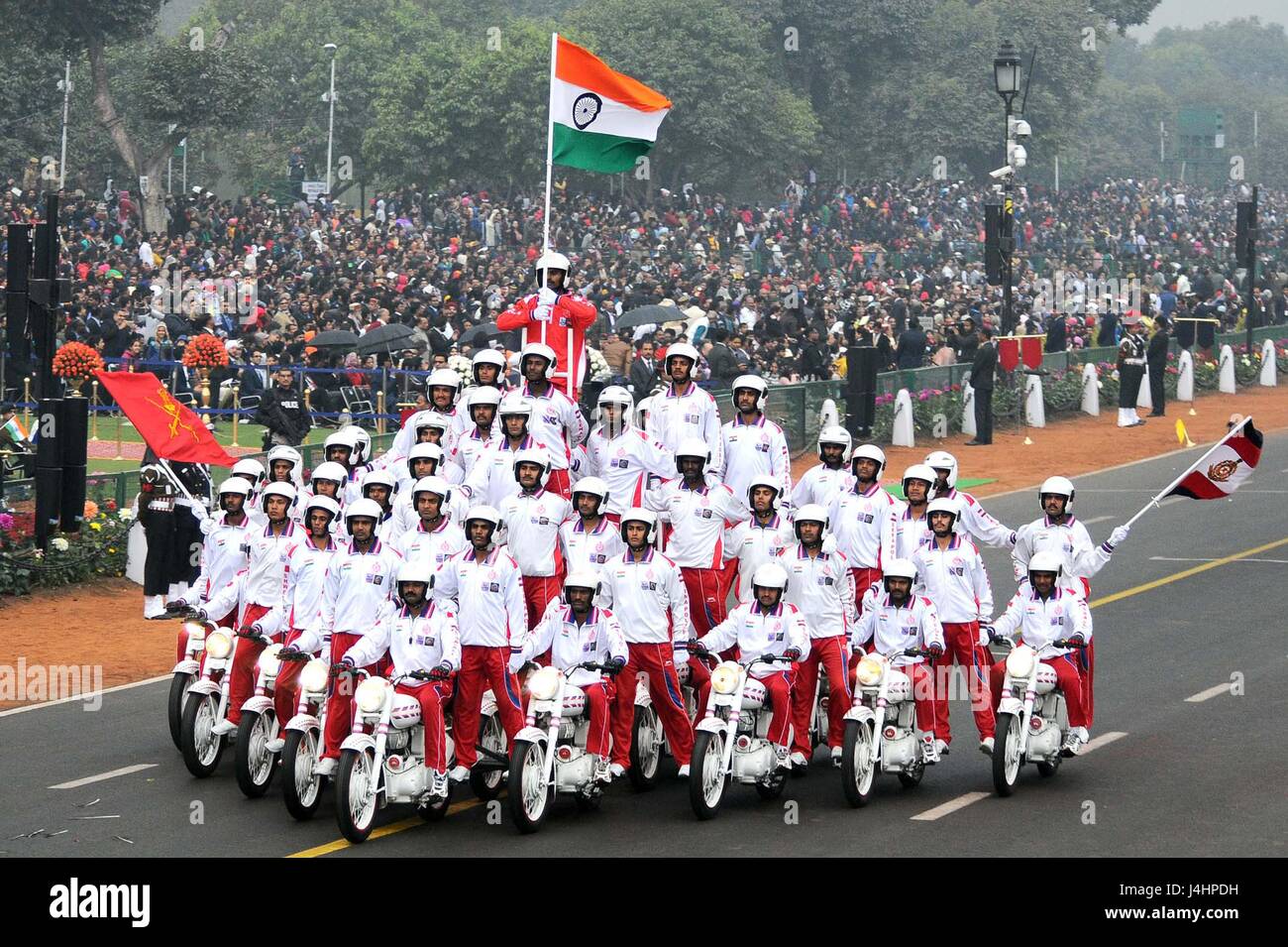 L'esercito indiano dei corpi di polizia militare i motociclisti eseguire acrobazie daredevil giù il cerimoniale Rajpath boulevard durante il 68esimo giorno della Repubblica Parade Gennaio 26, 2017 a New Delhi, India. (Foto di Gajender-Singh /PIB via Planetpix) Foto Stock