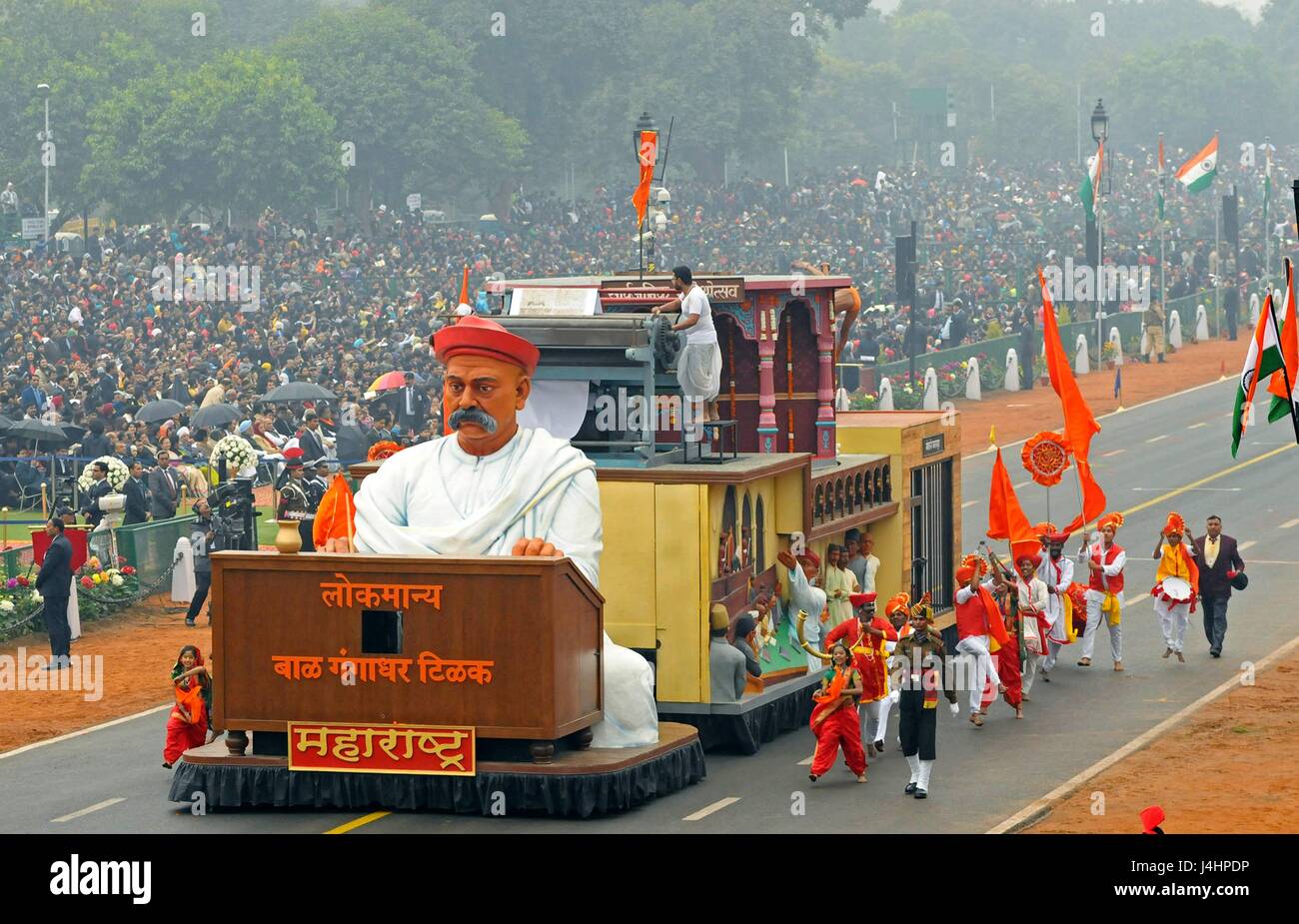 Il distretto del Maharashtra tableau passa attraverso il cerimoniale Rajpath boulevard durante il 68esimo giorno della Repubblica Parade Gennaio 26, 2017 a New Delhi, India. (Foto di Gajender-Singh /PIB via Planetpix) Foto Stock