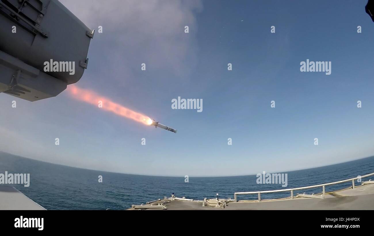 L'USN INDIPENDENZA-class Littoral Combat Ship USS Jackson incendi SeaRAM un missile di prova a un'antenna fuco 22 aprile 2017 nell'Oceano Pacifico. (Foto di Larry Fulinara /US Navy via Planetpix) Foto Stock