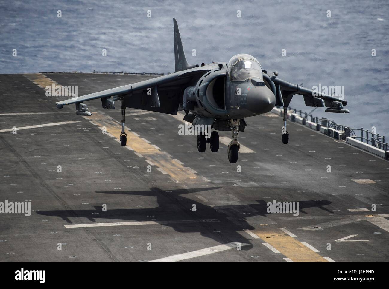 Un USMC AV-8B Harrier II a terra a getto di attacco aereo atterra sul ponte di volo a bordo della USN Wasp-classe assalto anfibio nave USS Makin Island, 29 aprile 2017 nell'Oceano Pacifico. (Foto di Devin M. Langer/US Navy via Planetpix) Foto Stock
