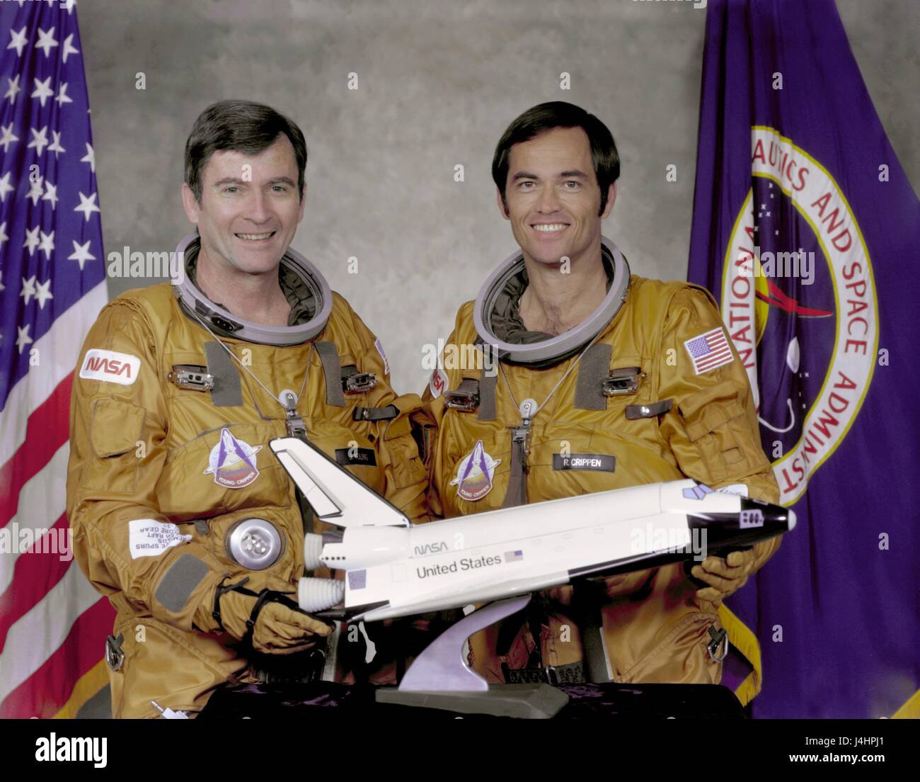 Gazzetta NASA ritratto di STS-1 Space Shuttle Columbia missione il primo equipaggio astronauti John Young (sinistra) e Robert Crippen presso il Johnson Space Center Maggio 7, 1979 a Houston, Texas. (Foto dalla NASA tramite Planetpix) Foto Stock