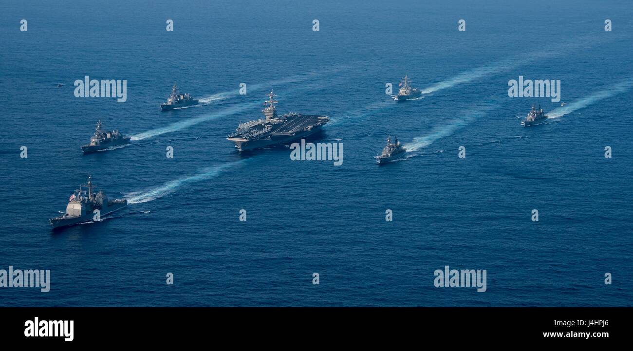 L'USN Ticonderoga-class guidato-missili cruiser USS Lake Champlain conduce americano e giapponese, navi da guerra in formazione 28 marzo 2017 nel Mare delle Filippine. (Foto di Kurtis A. Hatcher/US Navy via Planetpix) Foto Stock