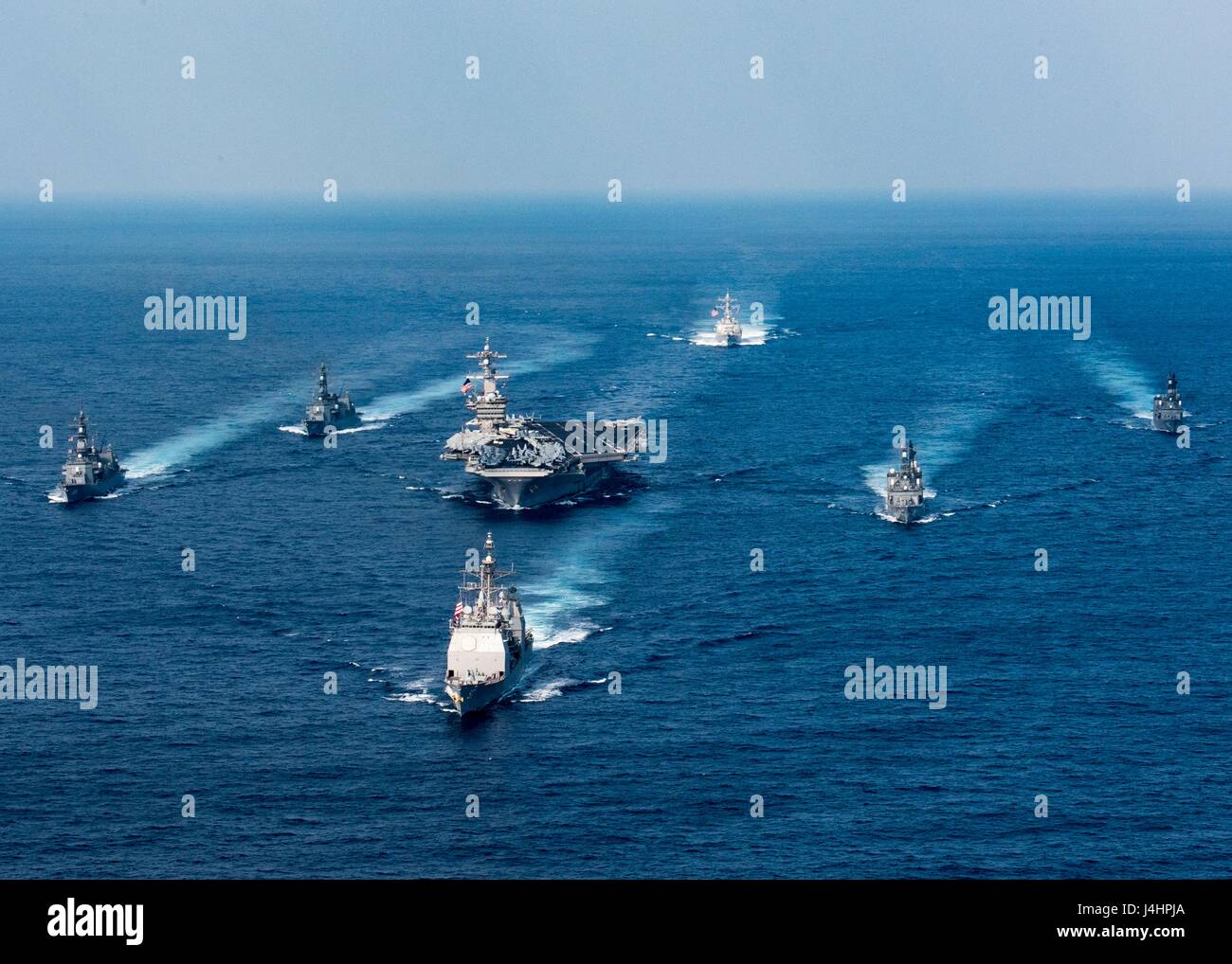 L'USN Ticonderoga-class guidato-missili cruiser USS Lake Champlain conduce americano e giapponese, navi da guerra in formazione 28 marzo 2017 nel Mare delle Filippine. (Foto di Matt Brown /US Navy via Planetpix) Foto Stock