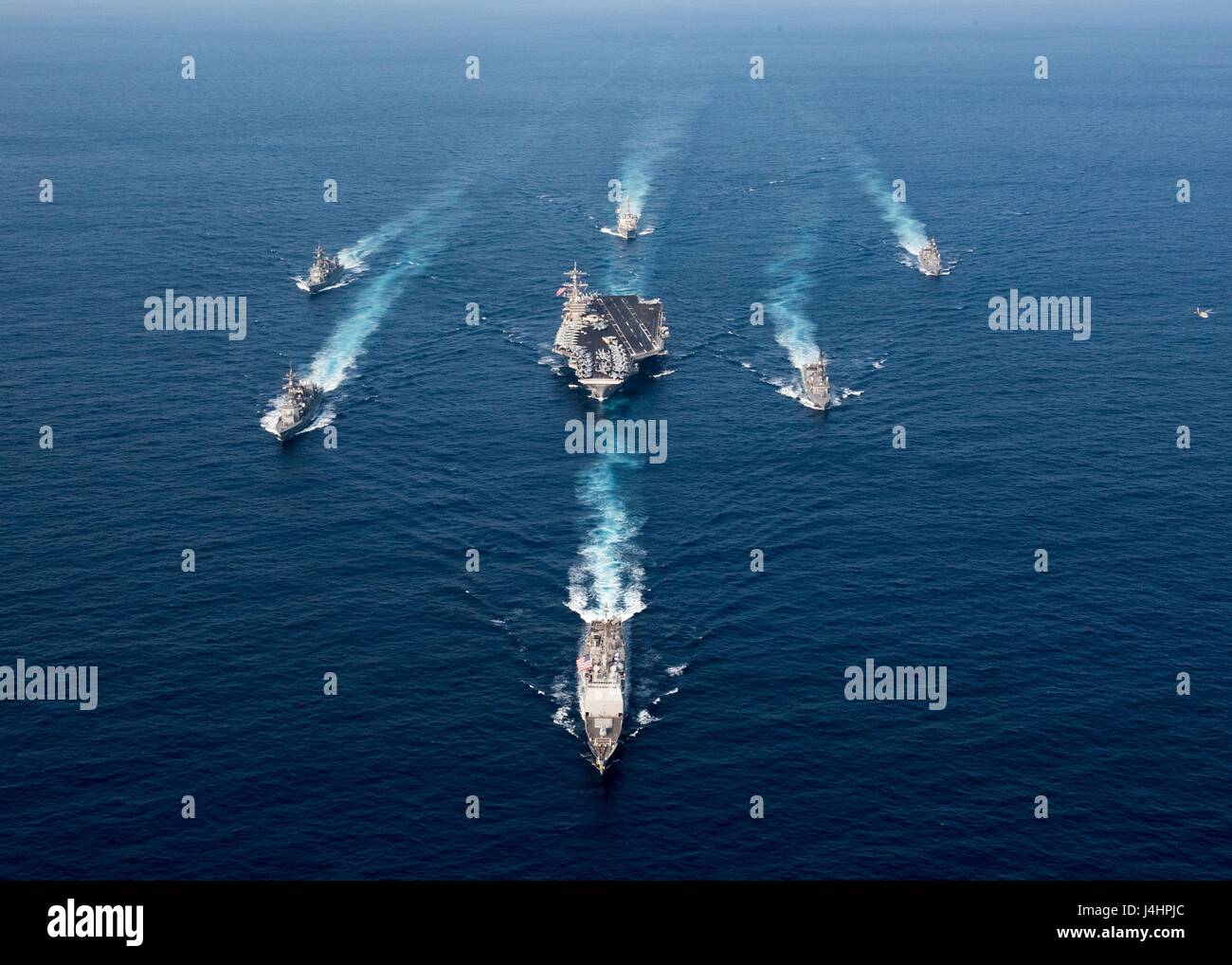 L'USN Ticonderoga-class guidato-missili cruiser USS Lake Champlain conduce americano e giapponese, navi da guerra in formazione 28 marzo 2017 nel Mare delle Filippine. (Foto di Matt Brown/US Navy via Planetpix) Foto Stock
