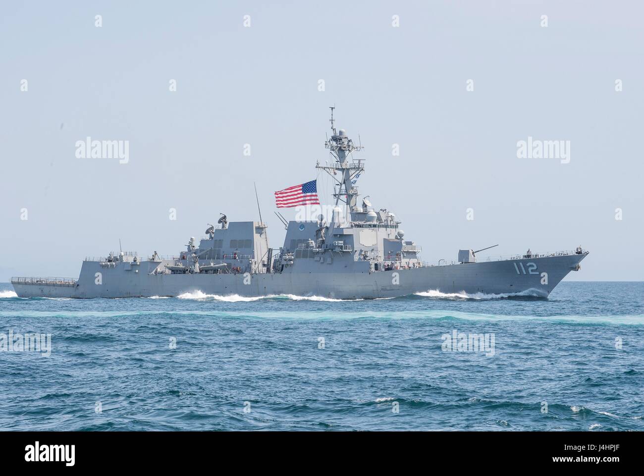 L'USN Arleigh Burke-class guidato-missile destroyer USS Michael Murphy cuoce a vapore in corso il 3 maggio 2017 nell'Oceano Pacifico occidentale. (Foto di Nathan K. Serpico /US Navy via Planetpix) Foto Stock