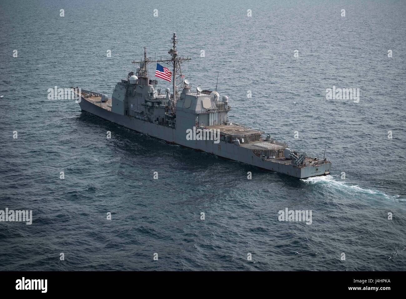 Il volo USN II Ticonderoga-class guidato-missili cruiser USS Mare delle Filippine cuoce a vapore in corso Aprile 27, 2017 nel Golfo Arabico. (Foto di Patrick Ian Crimmins /US Navy via Planetpix) Foto Stock