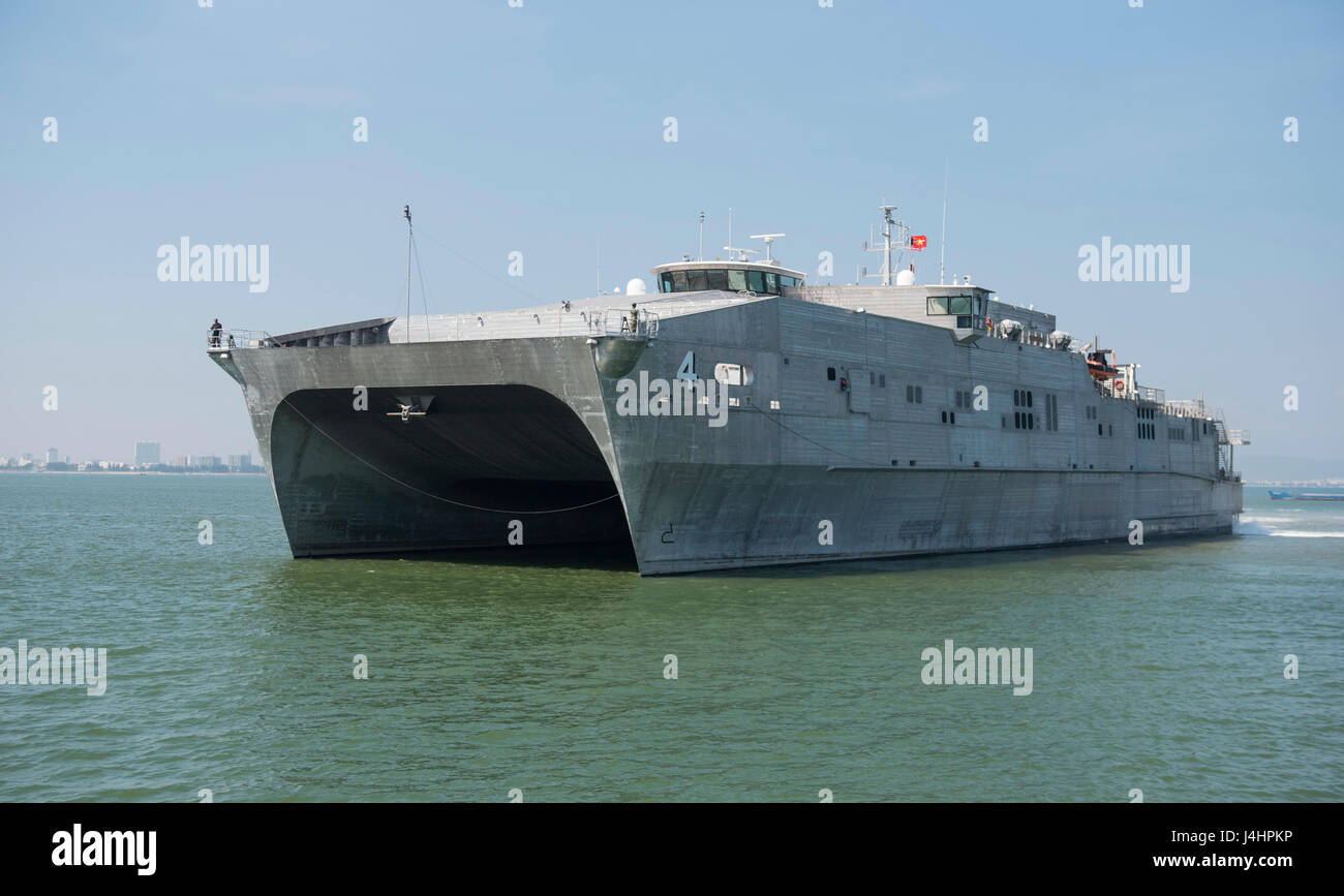 L'USN Spearhead-class expeditionary trasporto veloce nave USNS Fall River arriva a Da Nang Tien Sa porta per la Pacific Partnership mission Marzo 8, 2017 in Da Nang, Vietnam. (Foto di Joshua Fulton/US Navy via Planetpix) Foto Stock