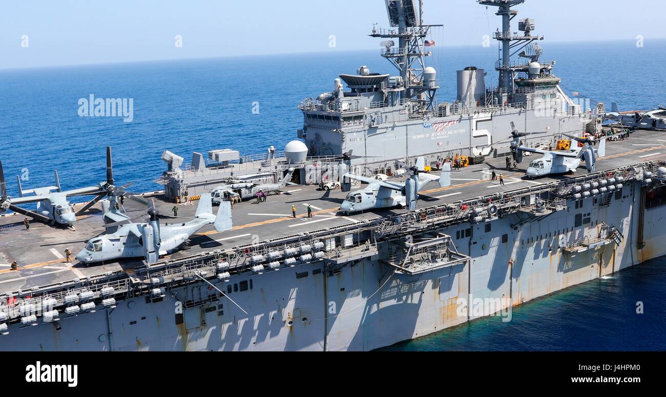 L'USN Wasp-classe assalto anfibio nave USS Bataan cuoce a vapore in corso, 11 aprile 2017 nel Golfo Persico. (Foto di Raymond Minami/US Navy via Planetpix) Foto Stock