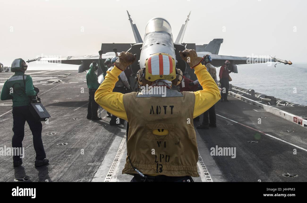 Stati Uniti segnale di marinai a bordo di aeromobili l'USN Nimitz-class portaerei USS George H.W. Bussola 29 aprile 2017 nel Golfo Arabico. (Foto di Matt Matlage /US Navy via Planetpix) Foto Stock