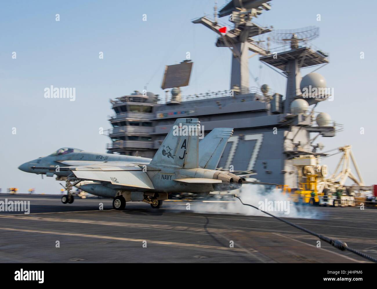 Un USN F/A-18E Super Hornet jet da combattimento aereo atterra sul ponte di volo a bordo della USN Nimitz-class portaerei USS George H.W. Bussola 29 aprile 2017 nel Golfo Arabico. (Foto di Matt Matlage /US Navy via Planetpix) Foto Stock