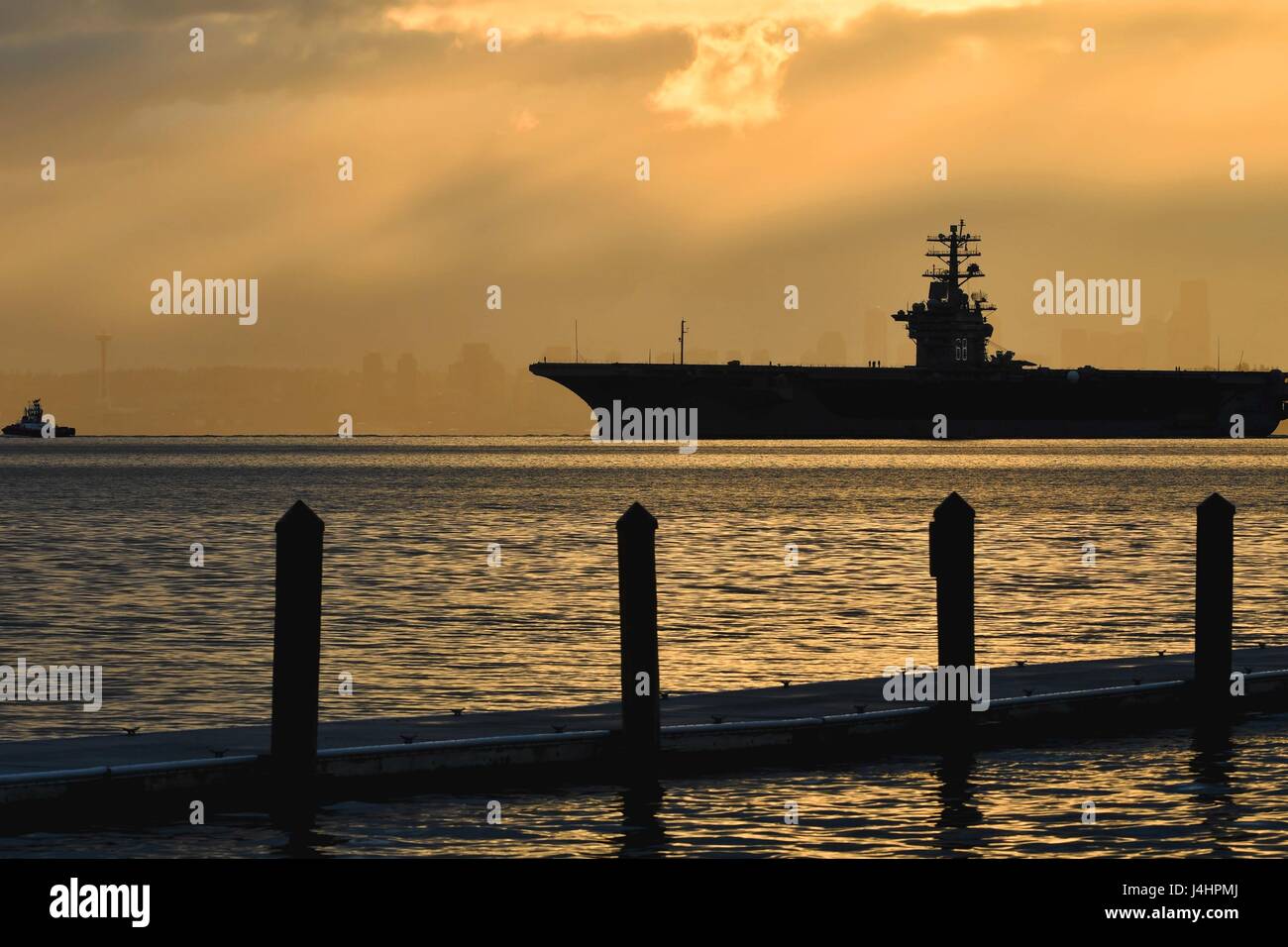 L'USN Nimitz-class portaerei USS Nimitz transiti attraverso il Puget Sound al tramonto Aprile 28, 2017 a Manchester, Washington. (Foto di Vaughan aneto /US Navy via Planetpix) Foto Stock