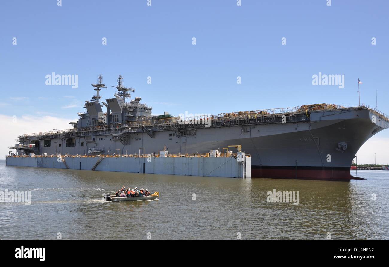 L'USN America-classe assalto anfibio nave USS Tripoli lancia dal morbo di Huntington Ingalls Industries la costruzione navale Maggio 1, 2017 in Pascagoula, Mississippi. (Foto dal Navy US foto via Planetpix) Foto Stock