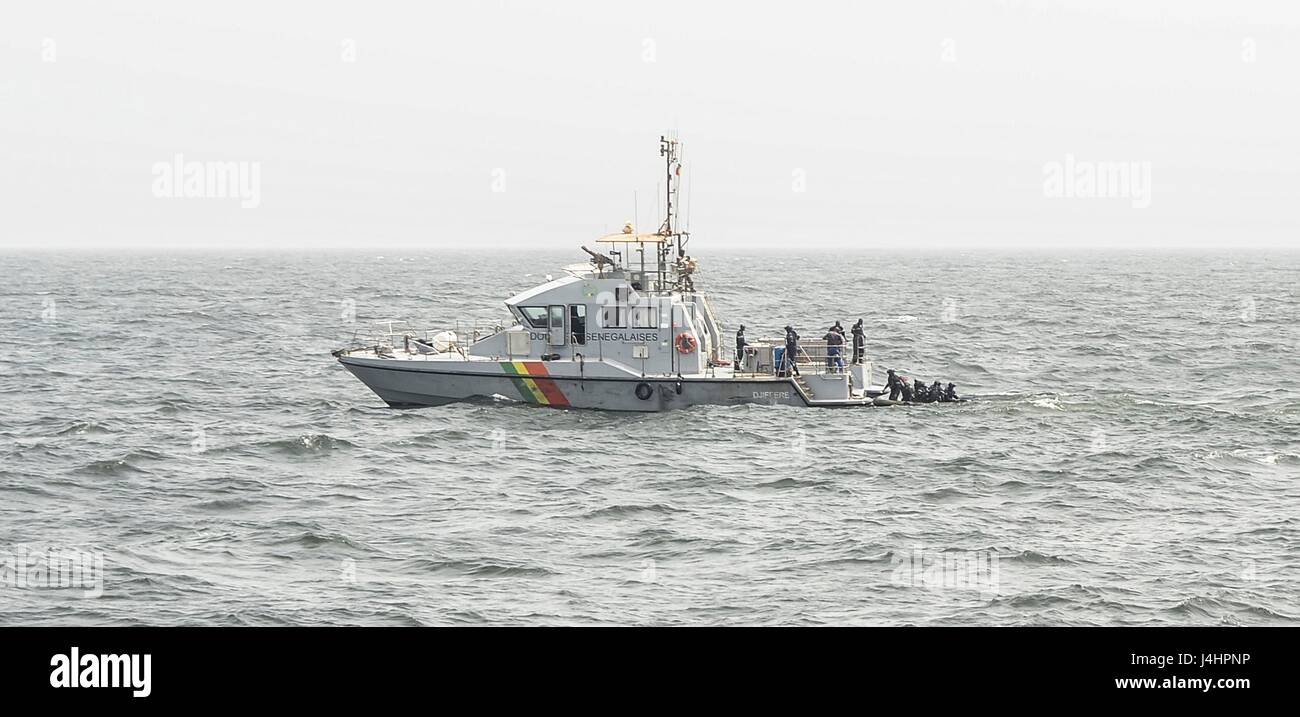 Marina senegalesi soldati condotta mare praticare la formazione in uno scafo rigido barca gonfiabile durante l'esercizio Express sahariana Aprile 23, 2015 nell'Oceano Atlantico. (Foto di Joshua Davies/US Navy via Planetpix) Foto Stock