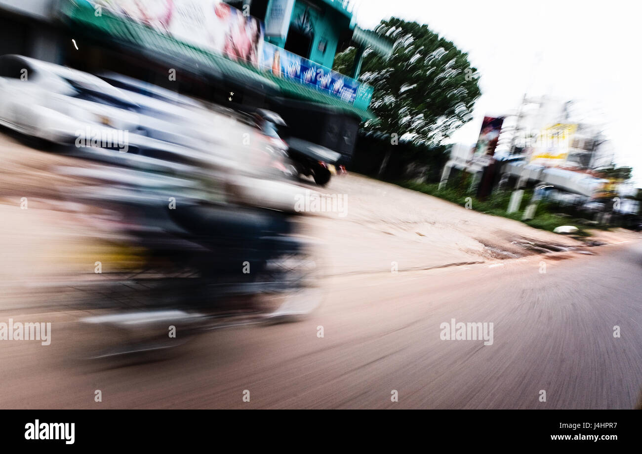 Il motociclo su strada a una velocità alta. Motion Blur. Foto Stock Il motociclo su strada a una velocità alta. Motion Blur. Foto Stock