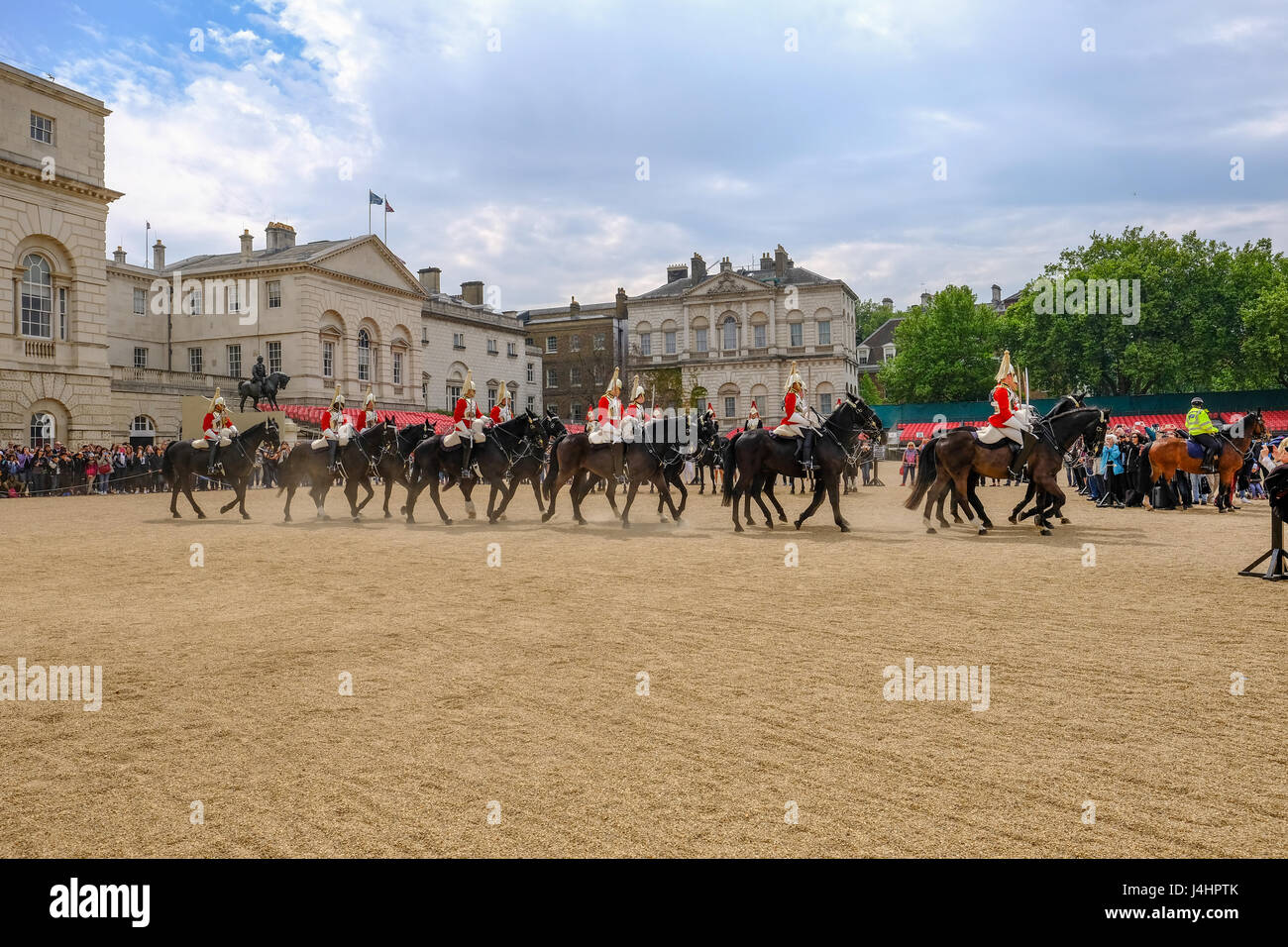 Horseguard's Parade, Londra, Inghilterra - 11 Maggio 2017 : Le protezioni sui cavalli lasciando Horseguard's Parade. Foto Stock