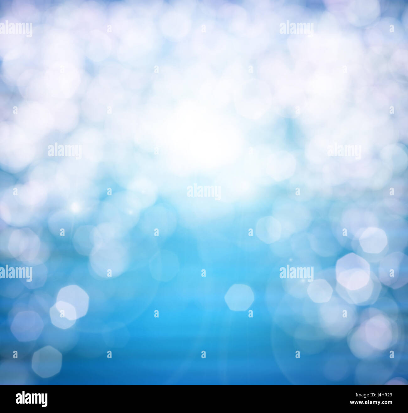 Natura astratta primavera o estate mare oceano sfondo. Piccole onde sulla superficie dell'acqua in motion blur con bokeh luci dal sunrise. Foto Stock