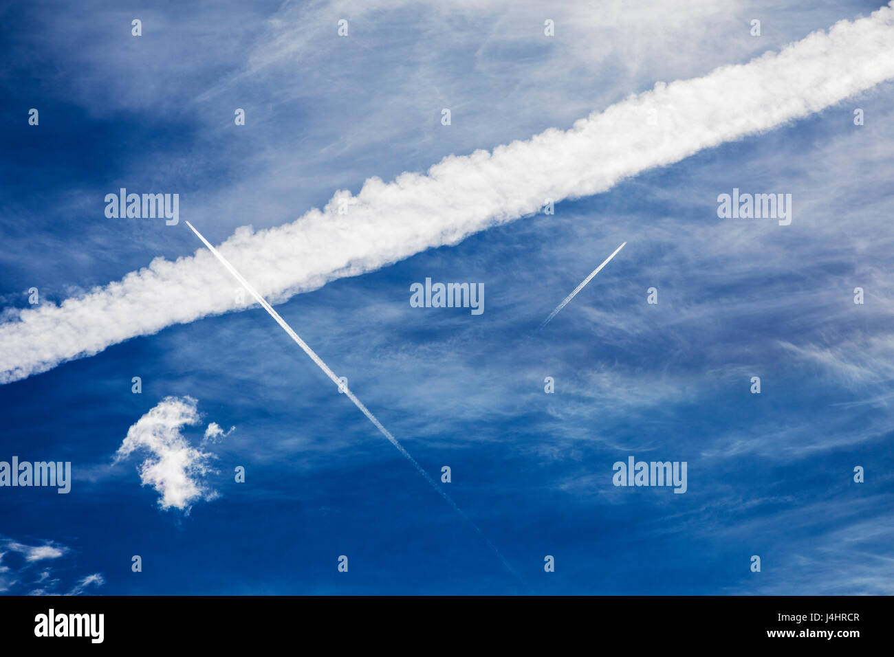 Jet contrails contro un chiaro blu cielo Colorado Foto Stock