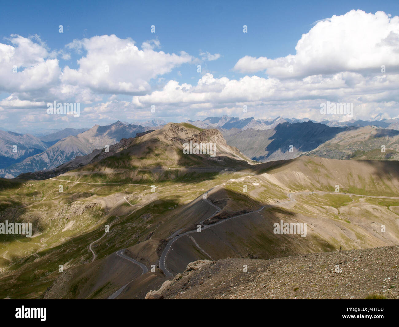 Col de la Bonette, Francia: pass road e sulle montagne circostanti Foto Stock