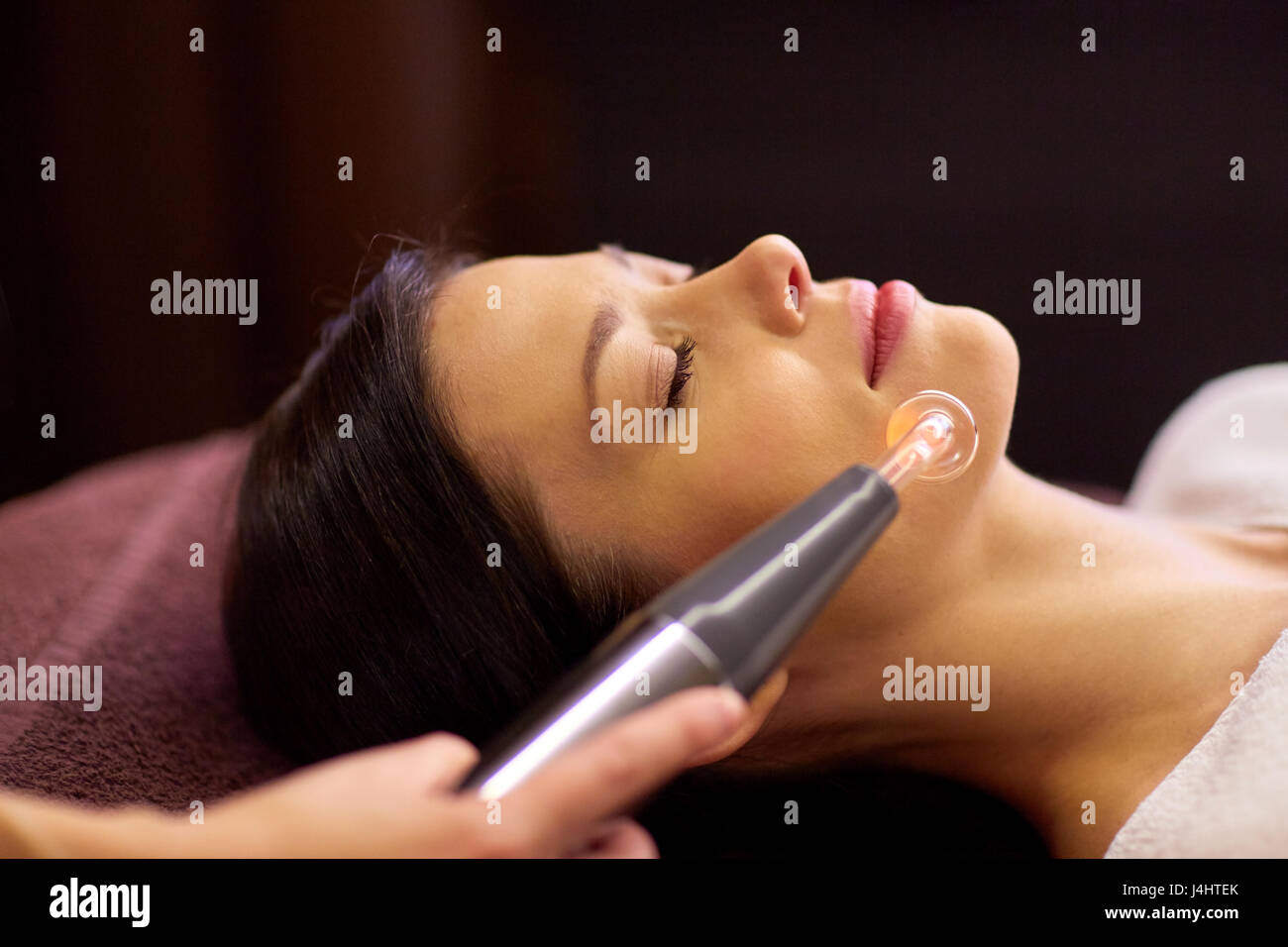 Donna con hydradermie trattamento viso a spa Foto Stock