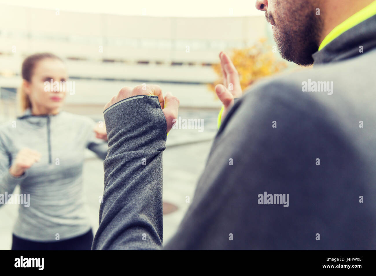 Close up della donna con il trainer lavora colpire fuori Foto Stock