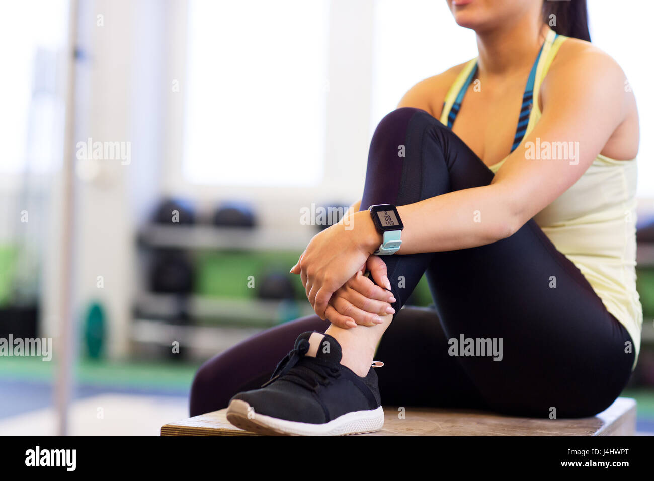 Close up di donna con frequenza cardiaca tracker in palestra Foto Stock