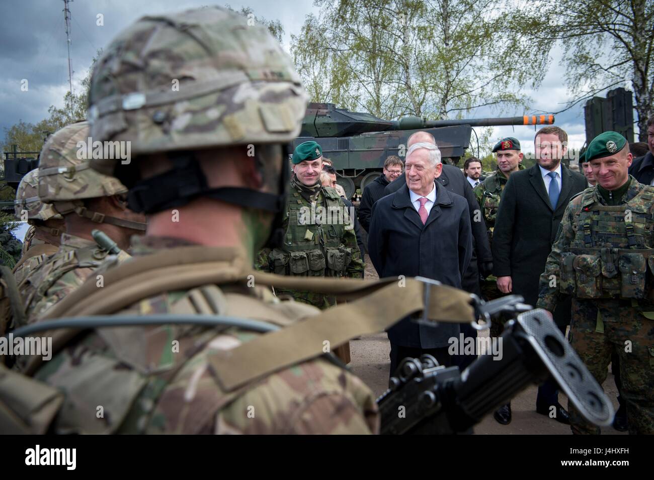 Stati Uniti Il Segretario della Difesa James Mattis saluta americani e i soldati tedeschi durante una visita ad un NATO training esercizio Pabrade Area Formazione Maggio 10, 2017 in Pabrade, Lituania. Foto Stock