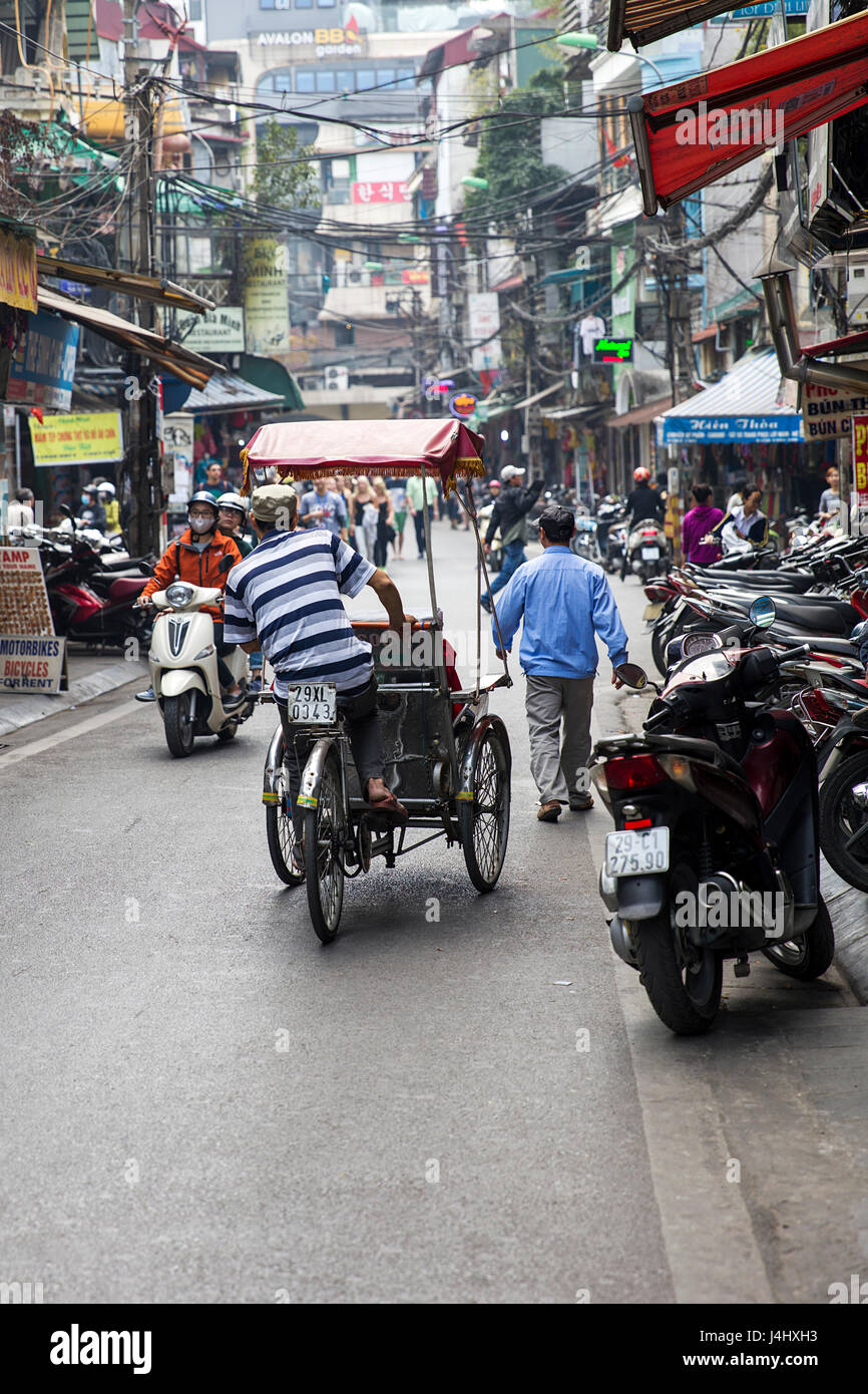 HANOI, VIETNAM - Marzo 2, 2017: Unidentified persone sulla strada di Hanoi, Vietnam. A Hanoi, moto hanno superato le biciclette come la principale forma di Foto Stock
