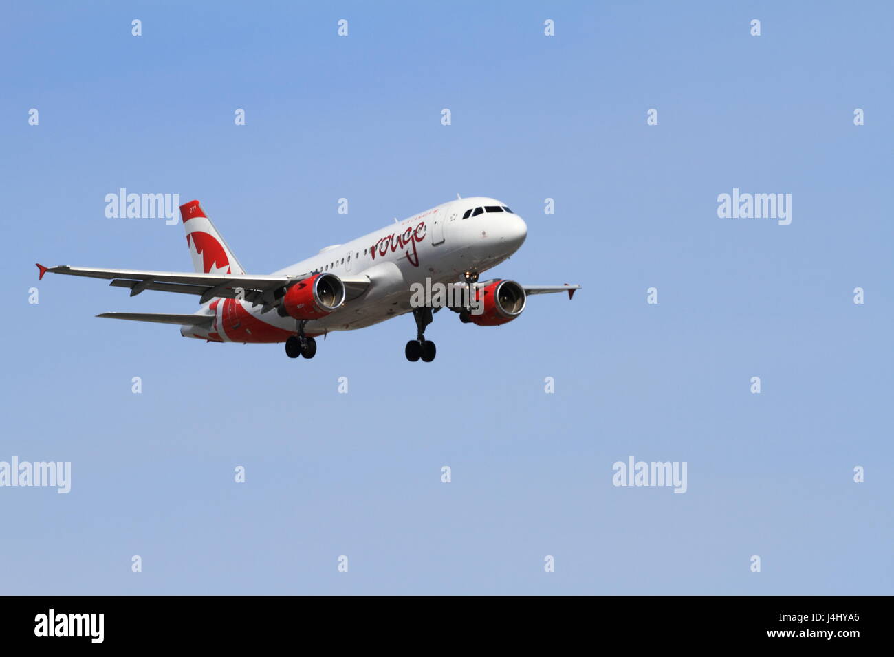 Air Canada Rouge Airbus A319 la preparazione a terra alla Montreal Pierre Elliott Trudeau International Airport Foto Stock