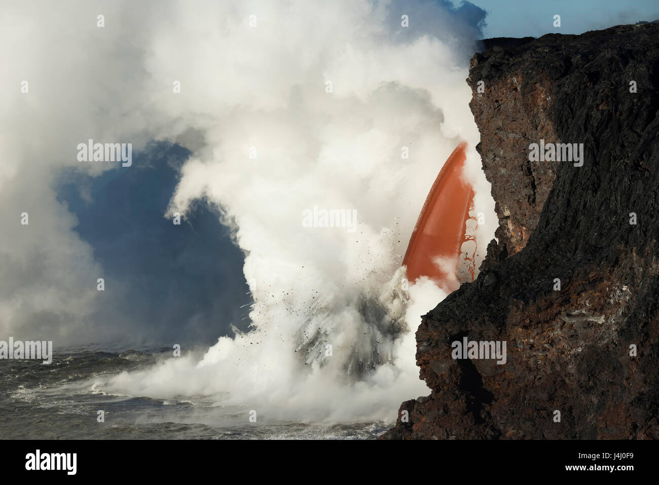 Hot lava dal vulcano Kilauea crea una nuvola di vapore dove entra l'oceano a Kamokuna nel Parco Nazionale dei Vulcani delle Hawaii, Isola delle Hawaii, STATI UNITI D'AMERICA Foto Stock