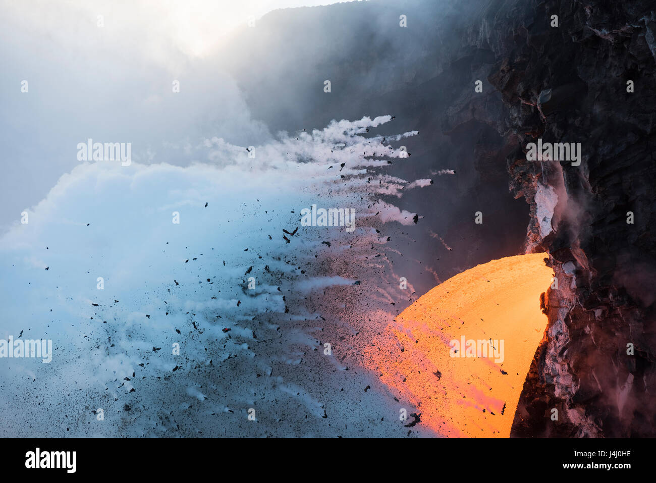 Esplosioni di vapore dove hot lava dal vulcano Kilauea entra nell'oceano a 61G Kamokuna entrata nel Parco Nazionale dei Vulcani delle Hawaii, Isola delle Hawaii, STATI UNITI D'AMERICA Foto Stock