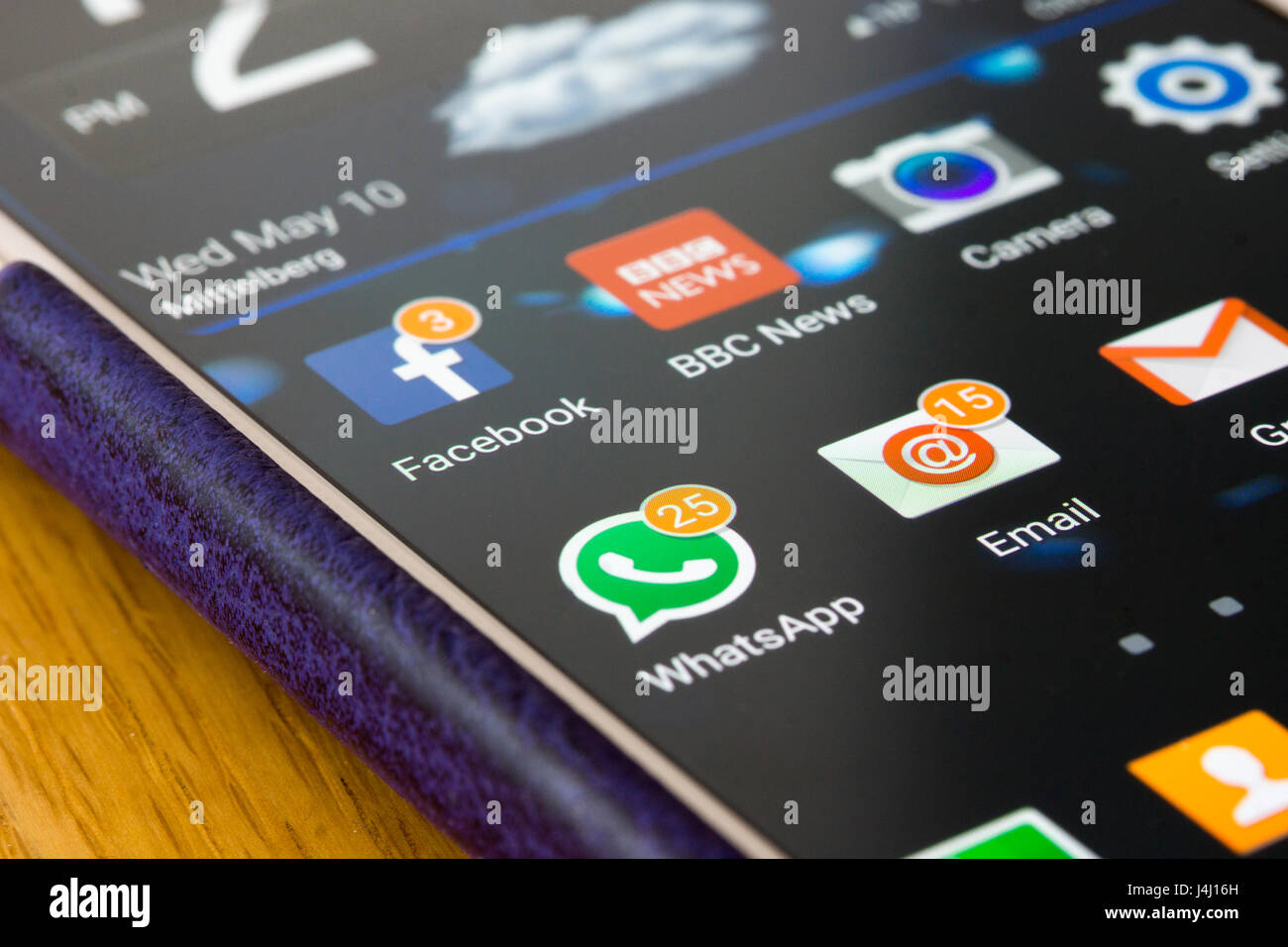 Un primo piano su uno smartphone che mostra le app con i messaggi non letti e le nuove notifiche Foto Stock