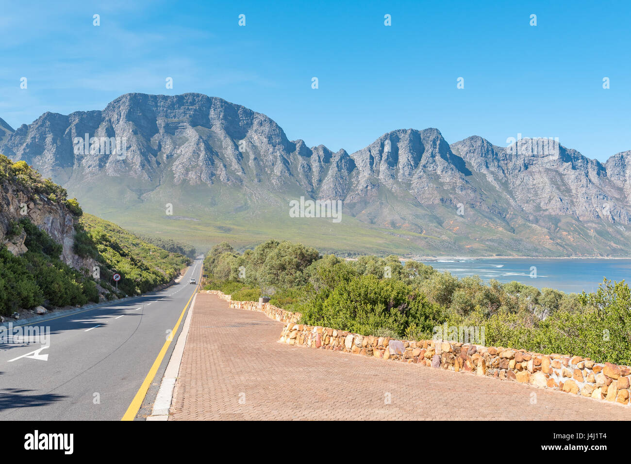 Clarence Drive tra Gordons Bay e Rooi-Els con il Hottentots-Holland montagne nella parte posteriore Foto Stock