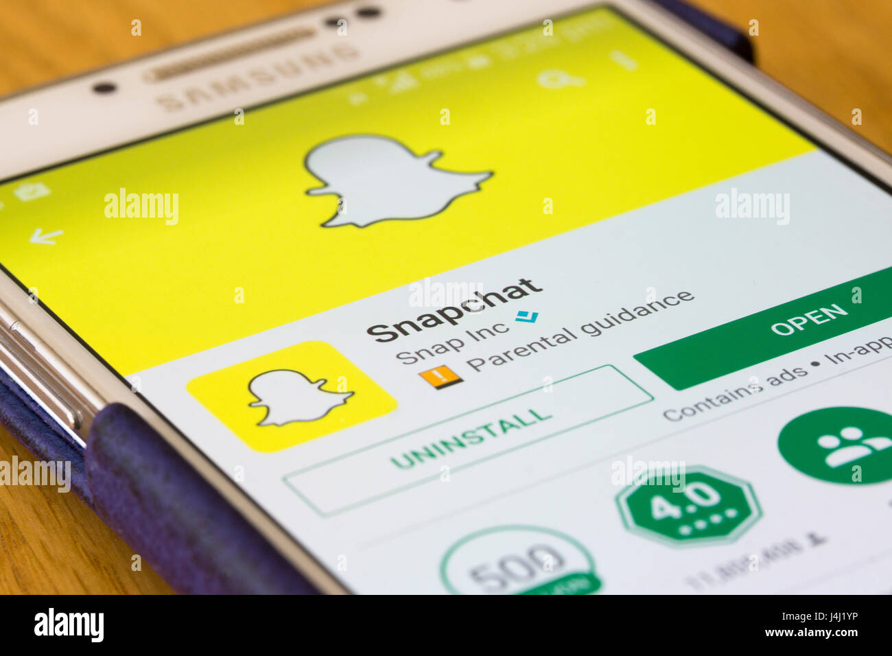 Un primo piano sulla Snapchat app nella schermata di installazione su uno smartphone Foto Stock