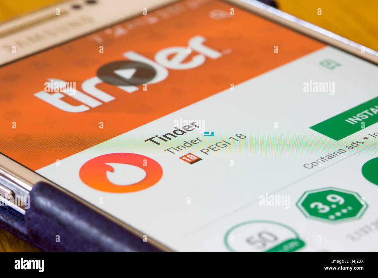 Un primo piano sulla Tinder app nella schermata di installazione su uno smartphone Foto Stock