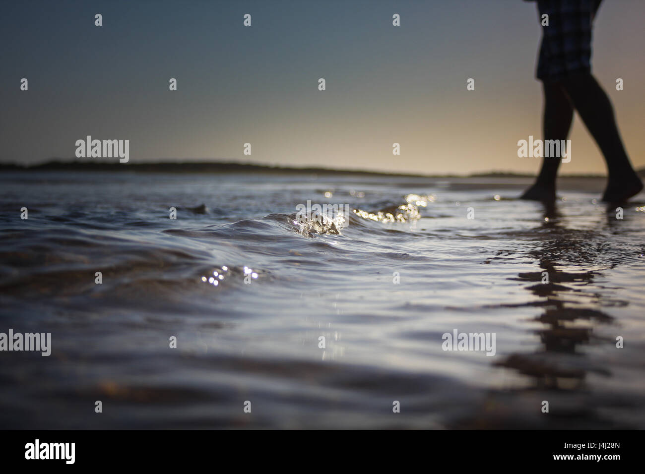 A piedi in riva al mare Foto Stock