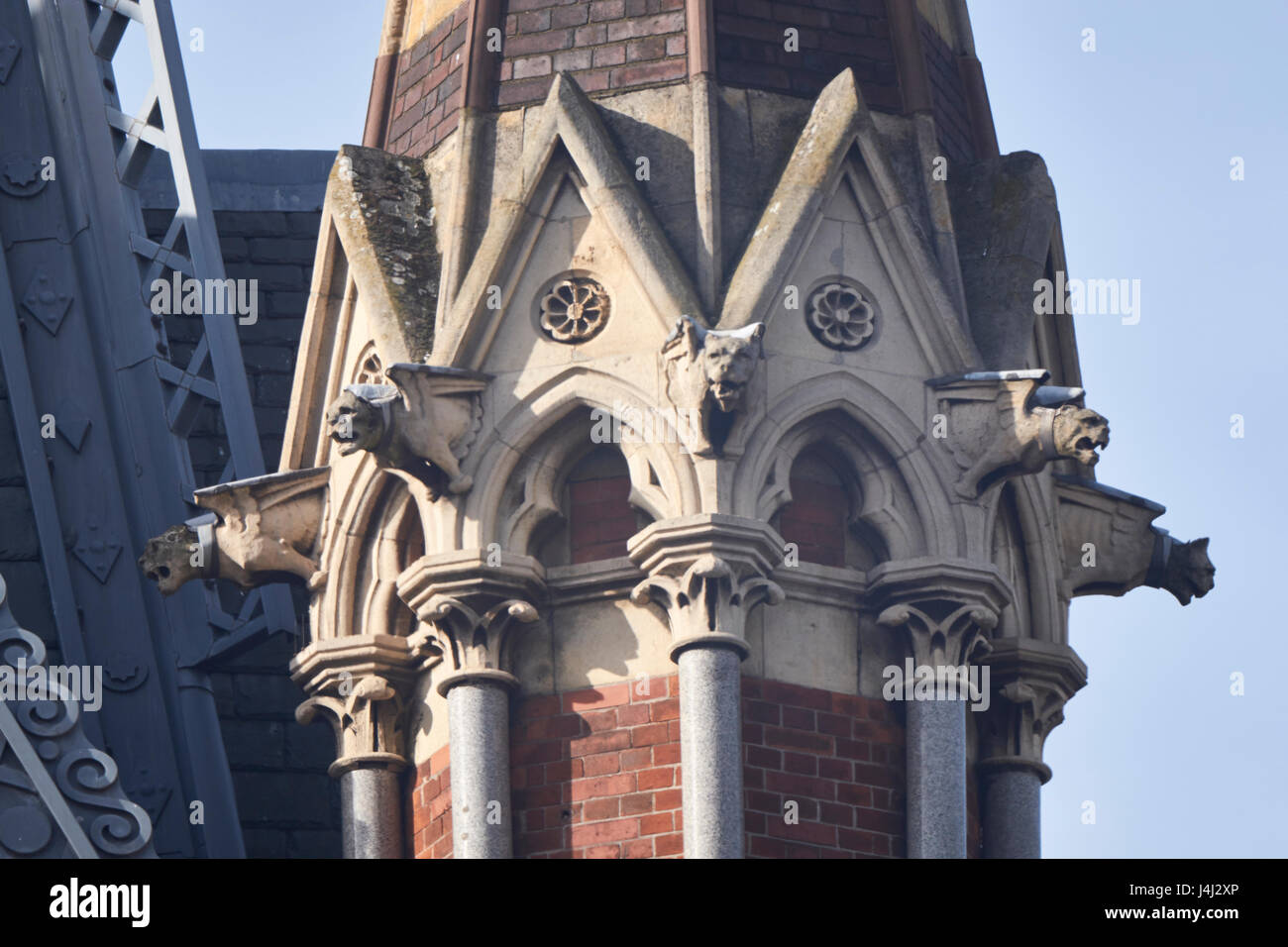 Dettaglio di pinnacle sulla torre dell'orologio, Midland Grand Hotel alla Stazione di St Pancras, London. Con alberi di marmo, pietra mascheroni, capitelli e tettoie. Foto Stock