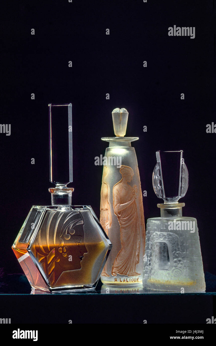 Antiche bottiglie di profumo Lalique Foto stock - Alamy