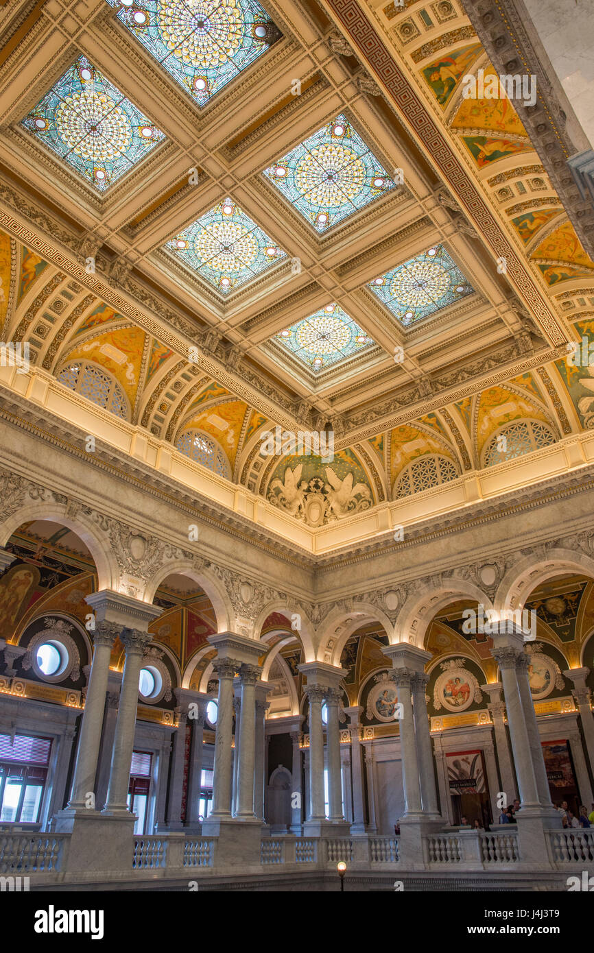 Il vetro macchiato lucernario e colonne di marmo in Thomas Jefferson edificio della Biblioteca del Congresso a Washington, DC. Foto Stock