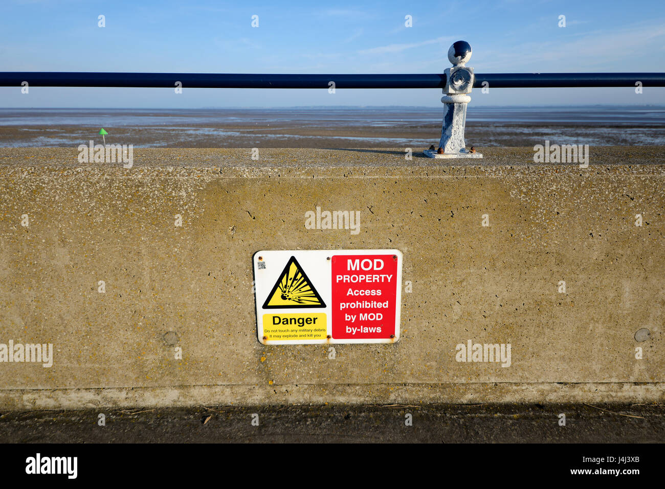 MoD di accesso alle proprietà di avvertimento vietati a Shoeburyness, Essex, sull'estuario del Tamigi. La zona è un live test di bombardamento zona con pericolo di munizioni Foto Stock