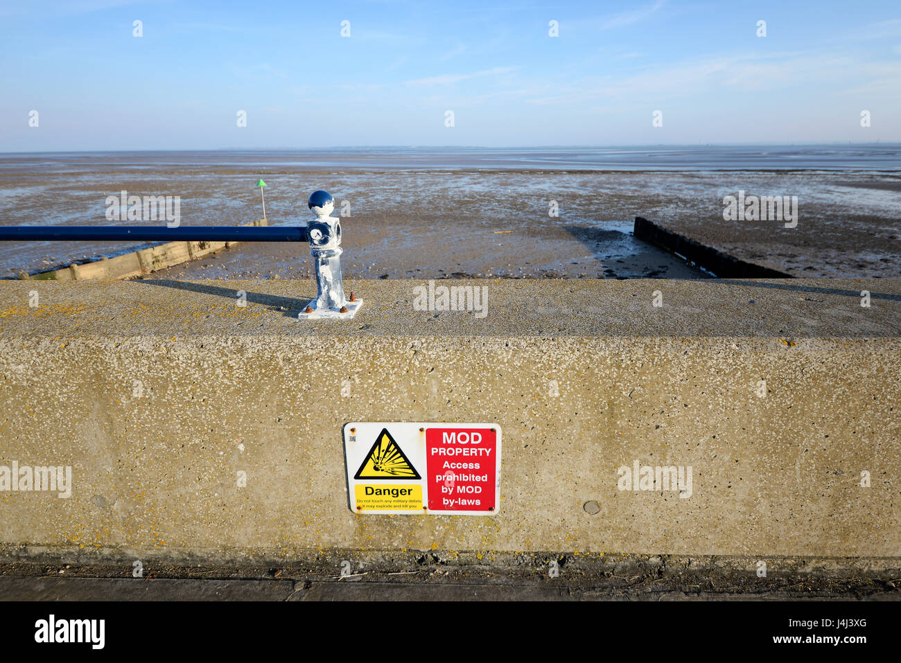 MoD di accesso alle proprietà di avvertimento vietati a Shoeburyness, Essex, sull'estuario del Tamigi. La zona è un live test di bombardamento zona con pericolo di munizioni Foto Stock