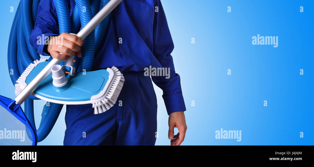 Concetto piscina lavoratore di manutenzione con attrezzi e sfondo blu. Composizione orizzontale. Vista frontale Foto Stock