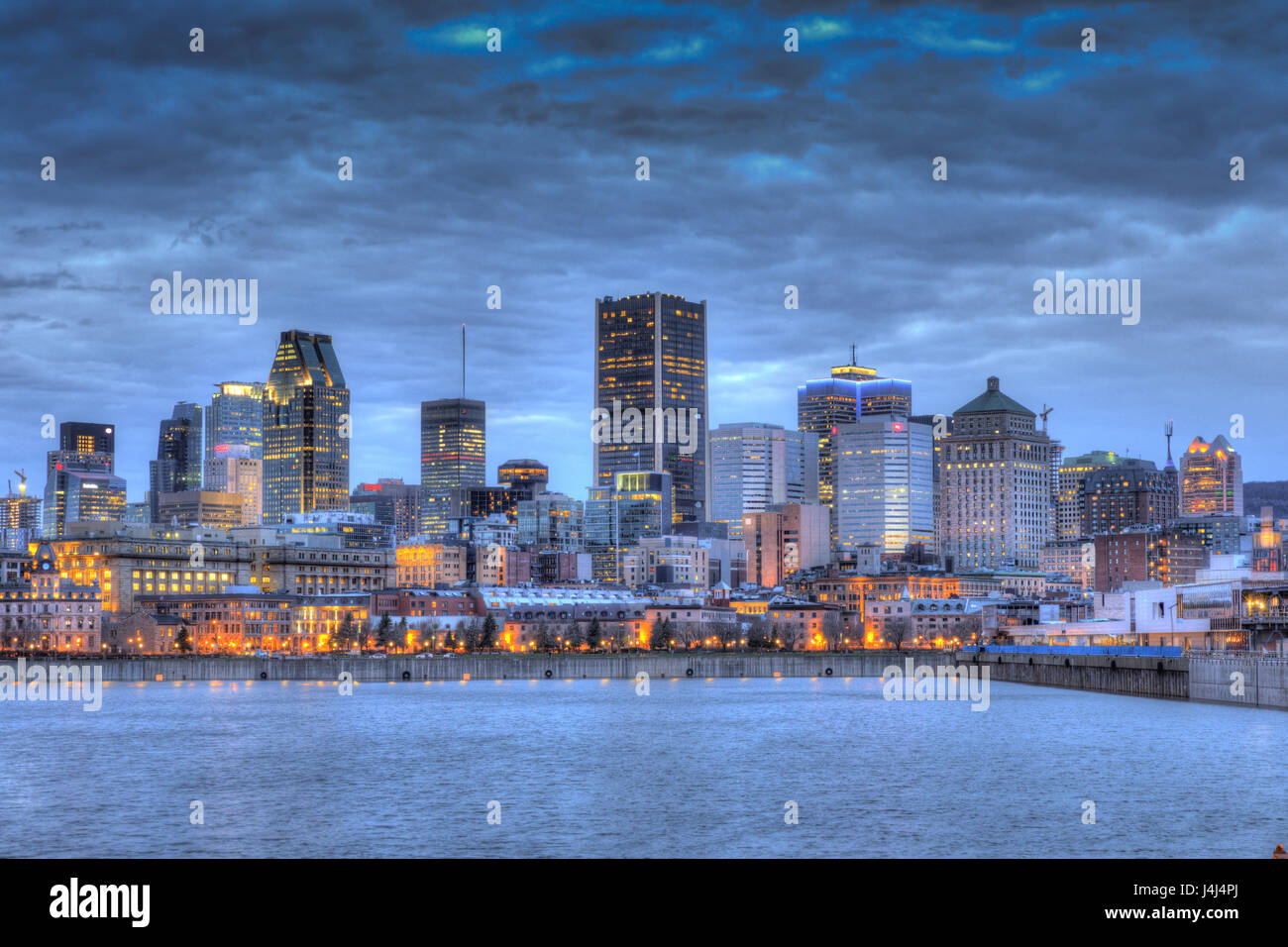 Skyline di Montreal sul fiume San Lorenzo, Quebec, Canada Foto Stock
